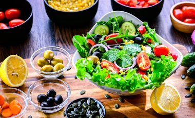 Sebze salatalı kompozisyon. Dengeli diyet.