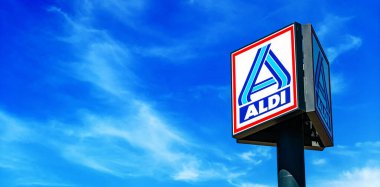 MYSLIBORZ, POL - 2 Temmuz 2025: Mavi gökyüzünde Aldi Nord direği işareti