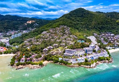 Patong yakınlarındaki Phuket Adası, Tayland 'daki Kamala Sahili' nin havadan görüntüsü..