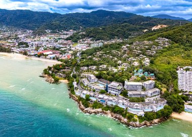 Patong yakınlarındaki Phuket Adası, Tayland 'daki Kamala Sahili' nin havadan görüntüsü..