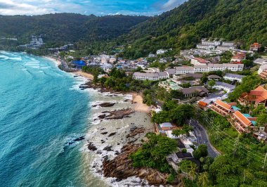 Tayland 'ın Phuket Adası' ndaki Patong 'daki Kalim Sahili' nin havadan görüntüsü.
