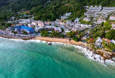 Tayland 'ın Phuket Adası' ndaki Patong 'daki Kalim Sahili' nin havadan görüntüsü.