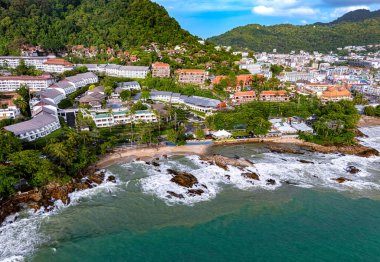 Tayland 'ın Phuket Adası' ndaki Patong 'daki Kalim Sahili' nin havadan görüntüsü.