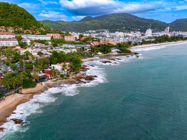 Tayland 'ın Phuket Adası' ndaki Patong 'daki Kalim Sahili' nin havadan görüntüsü.