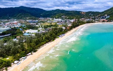 Patong yakınlarındaki Phuket Adası, Tayland 'daki Kamala Sahili' nin havadan görüntüsü..