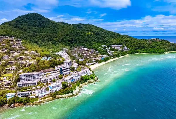 Patong yakınlarındaki Phuket Adası, Tayland 'daki Kamala Sahili' nin havadan görüntüsü..