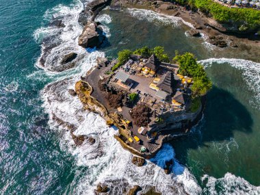 Tanah Lot, Bali, Endonezya 'da uçurum kıyısı