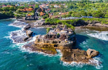 Tanah Lot, Bali, Endonezya 'da uçurum kıyısı