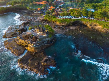 Tanah Lot, Bali, Endonezya 'da uçurum kıyısı