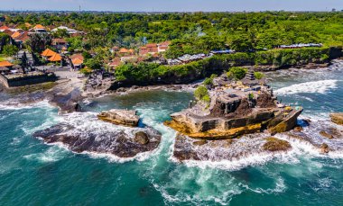 Tanah Lot, Bali, Endonezya 'da uçurum kıyısı