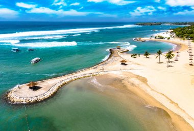 Güney Bali, Endonezya 'da Denpasar civarındaki Nusa Dua tatil köyü manzarası