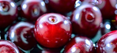 Taze vişneli kompozisyon.