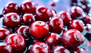 Taze vişneli kompozisyon.