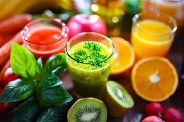 Taze organik sebze ve meyve sularıyla dolu bardaklar. Detoks diyeti