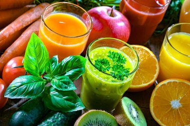 Taze organik sebze ve meyve sularıyla dolu bardaklar. Detoks diyeti