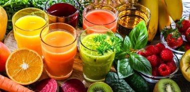 Taze organik sebze ve meyve sularıyla dolu bardaklar. Detoks diyeti