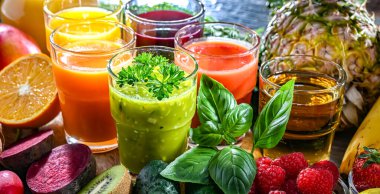 Taze organik sebze ve meyve sularıyla dolu bardaklar. Detoks diyeti