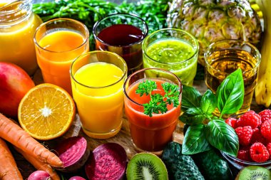 Taze organik sebze ve meyve sularıyla dolu bardaklar. Detoks diyeti