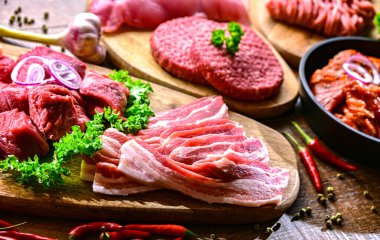 Çeşitli et ürünleri içeren kompozisyon.