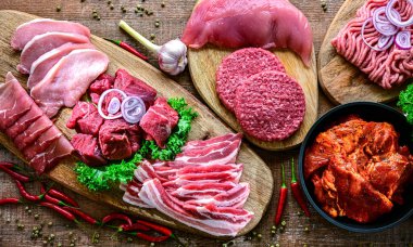 Çeşitli et ürünleri içeren kompozisyon.