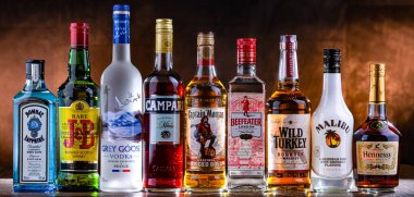 POZNAN, POL - 10 Nisan 2025: Popüler küresel likör markalarının şişeleri