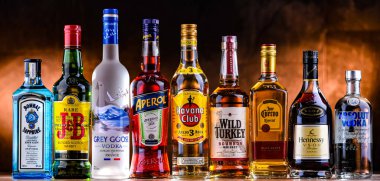 POZNAN, POL - 10 Nisan 2025: Popüler küresel likör markalarının şişeleri