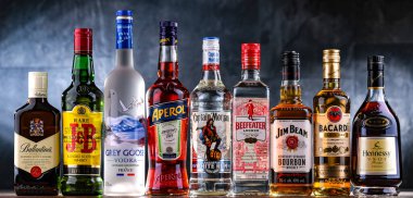 POZNAN, POL - 10 Nisan 2025: Popüler küresel likör markalarının şişeleri