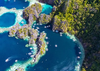 Filipinler 'in Palawan eyaletindeki Coron Adası' nda İkiz Göl.