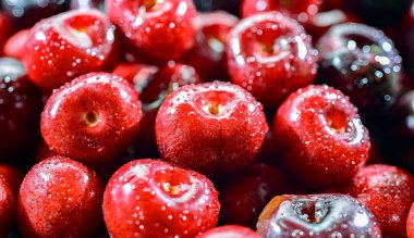 Taze kirazlı kompozisyon.