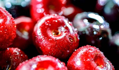 Taze kirazlı kompozisyon.