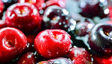 Taze kirazlı kompozisyon.