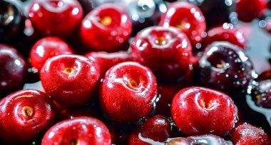 Taze kirazlı kompozisyon.