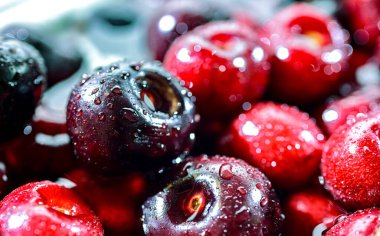 Taze kirazlı kompozisyon.