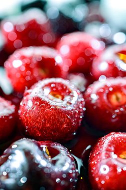 Taze kirazlı kompozisyon.