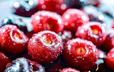 Taze kirazlı kompozisyon.