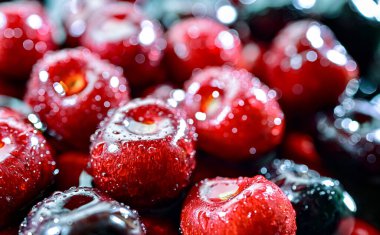 Taze kirazlı kompozisyon.