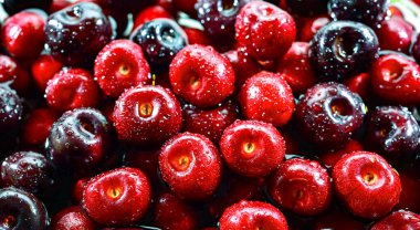 Taze kirazlı kompozisyon.