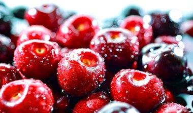 Taze kirazlı kompozisyon.