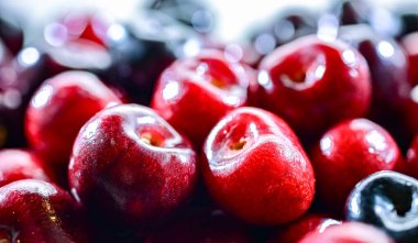 Taze kirazlı kompozisyon.