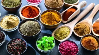 Baharat ve bitkilerin karışımı..