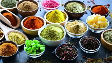 Baharat ve bitkilerin karışımı..