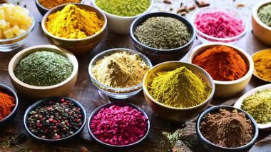 Baharat ve bitkilerin karışımı..