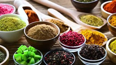 Baharat ve bitkilerin karışımı..