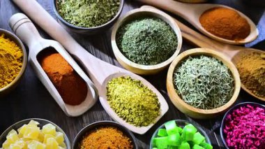 Baharat ve bitkilerin karışımı..