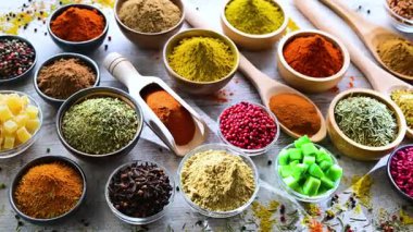 Baharat ve bitkilerin karışımı..