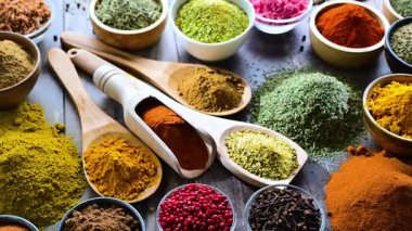 Baharat ve bitkilerin karışımı..