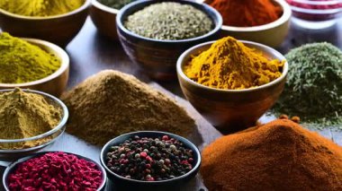 Baharat ve bitkilerin karışımı..