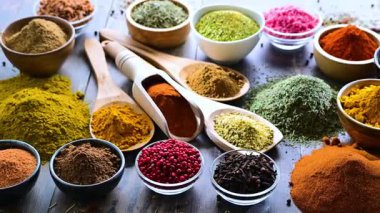 Baharat ve bitkilerin karışımı..