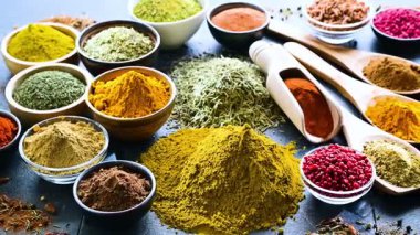 Baharat ve bitkilerin karışımı..