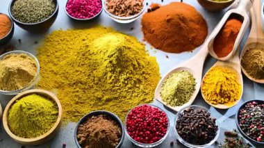 Baharat ve bitkilerin karışımı..